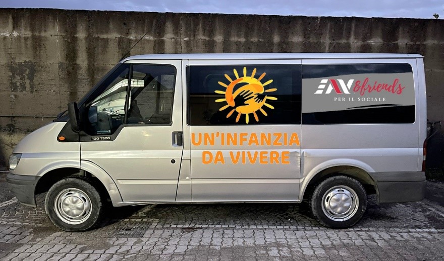 Un minibus per l’associazione “Un infanzia da vivere” di Caivano. Solidarietà Eav Bus