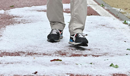 Maltempo: grandinata a Napoli, coltre bianca in strade
