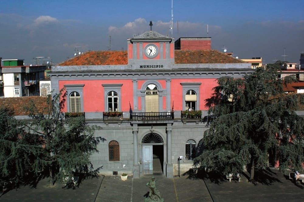 Cercola. Bufera al Municipio.  Il sindaco  Fiengo nella morsa del gruppo misto, azzerata la Giunta.  Tramonta la candidatura a sindaco di  Vincenzo Barone