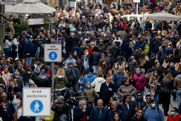 Napoli. Città invasa dai turisti, ‘Ciao Ciao covid’. Sorridono i ristoratori ed albergatori, anche Procida presa d’assalto