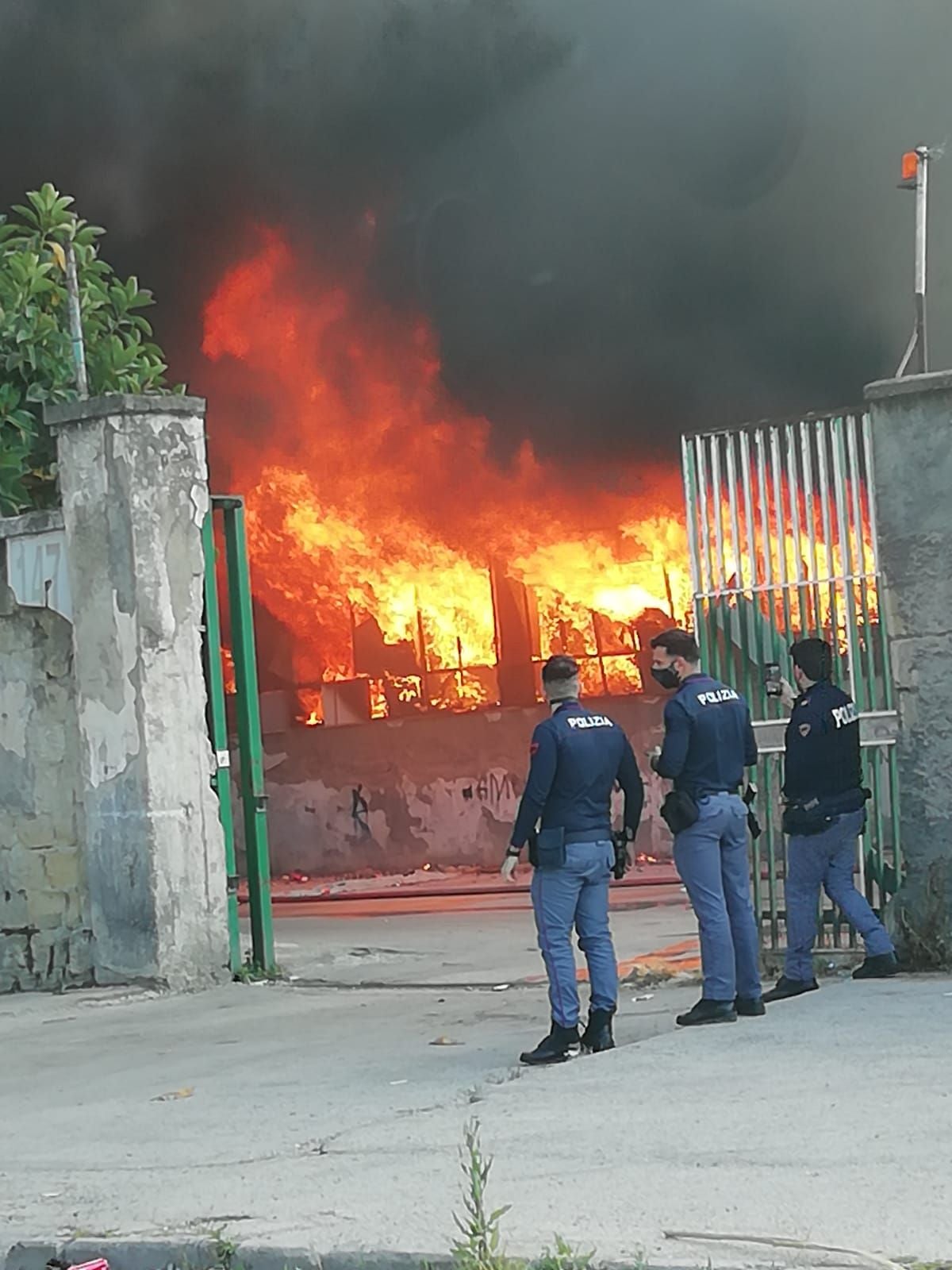 Napoli. Incendio ex mercato ortofrutticolo, tenere balconi e finestre chiuse