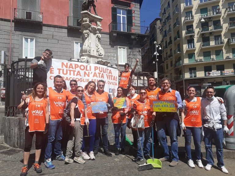 Napoli.  La Wau e Fastweb ripuliscono un’ importante arteria del centro storico: Via Monteoliveto. Senso civico e amore per la città