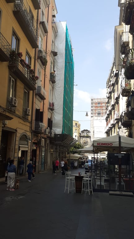 Ultim’ora. Napoli. Via Chiaia, deceduto uomo colpito da malore. Passante scatta foto, tensione placata dai Carabinieri