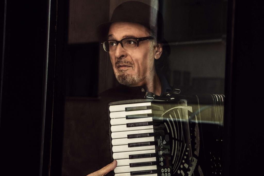 La sfida di De Crescenzo: “Restaurare la vera canzone napoletana”