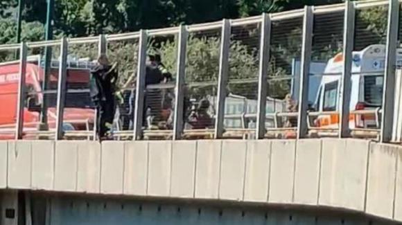 Napoli. Pianura, salvato, l’ uomo che minacciava di buttarsi dal cavalcavia . Dopo circa 30 ore è stato tratto in salvo,  visitato  all’ Ospedale del Mare per accertamenti.