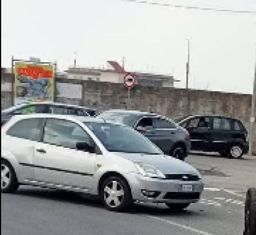 Cercola – Massa di Somma. Auto si ribalta all’incrocio del cimitero, una conducente forse distratta dai megatabelloni  pubblicitari abusivi