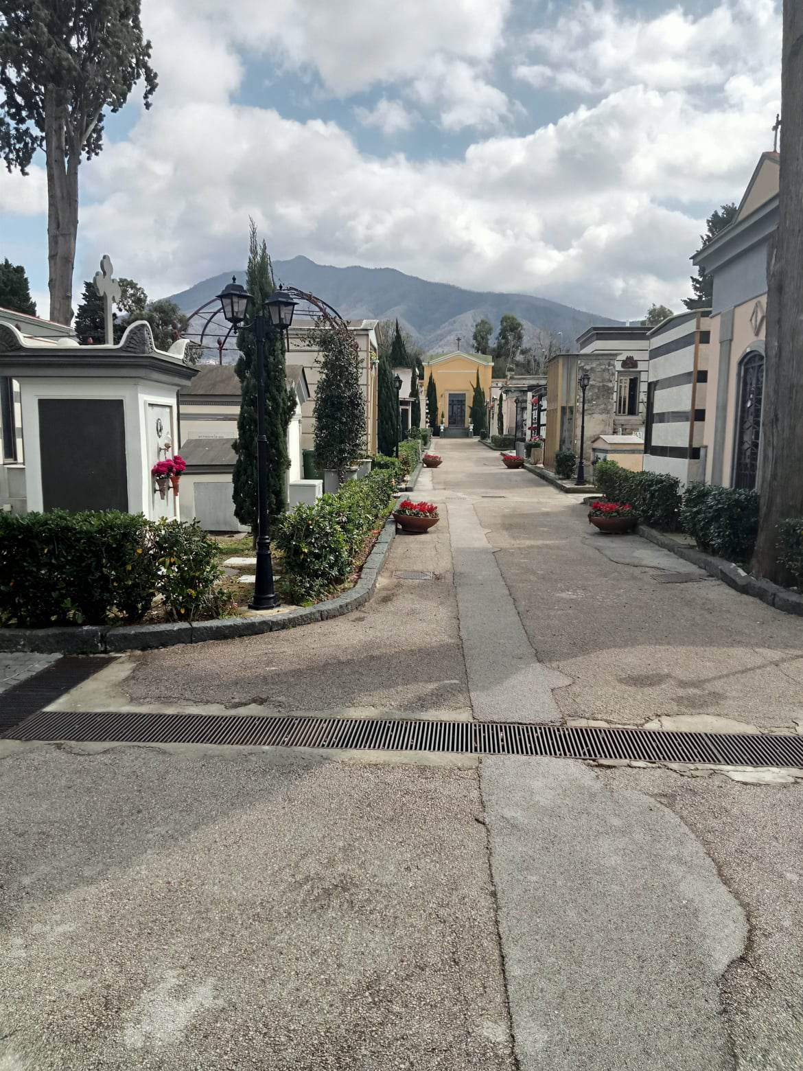 Cercola. Donna derubata al cimitero, ladro in fuga per i campi inseguito da un finanziere. Al lavoro la Tenenza dei Carabinieri