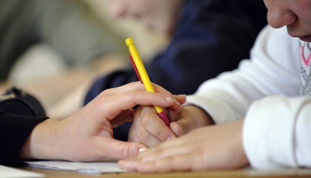 Servizi sociali, curiosa protesta di mamme ed operatori socio sanitari.  Vanno al Municipio di Cercola, ma l’assistenza materiale ai disabili la devono fornire i collaboratori scolastici