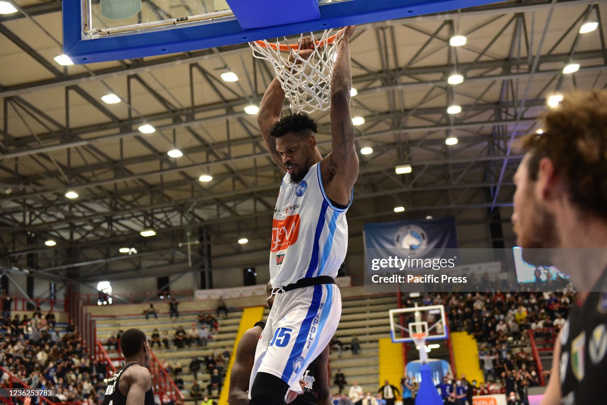 Ge.Vi. Napoli – Virtus Bologna, gli azzurri indosseranno canotta argentina per il compleanno di Maradona. Lunedì al PalaBarbuto trasmessa da Dazn ed Eurosport 2