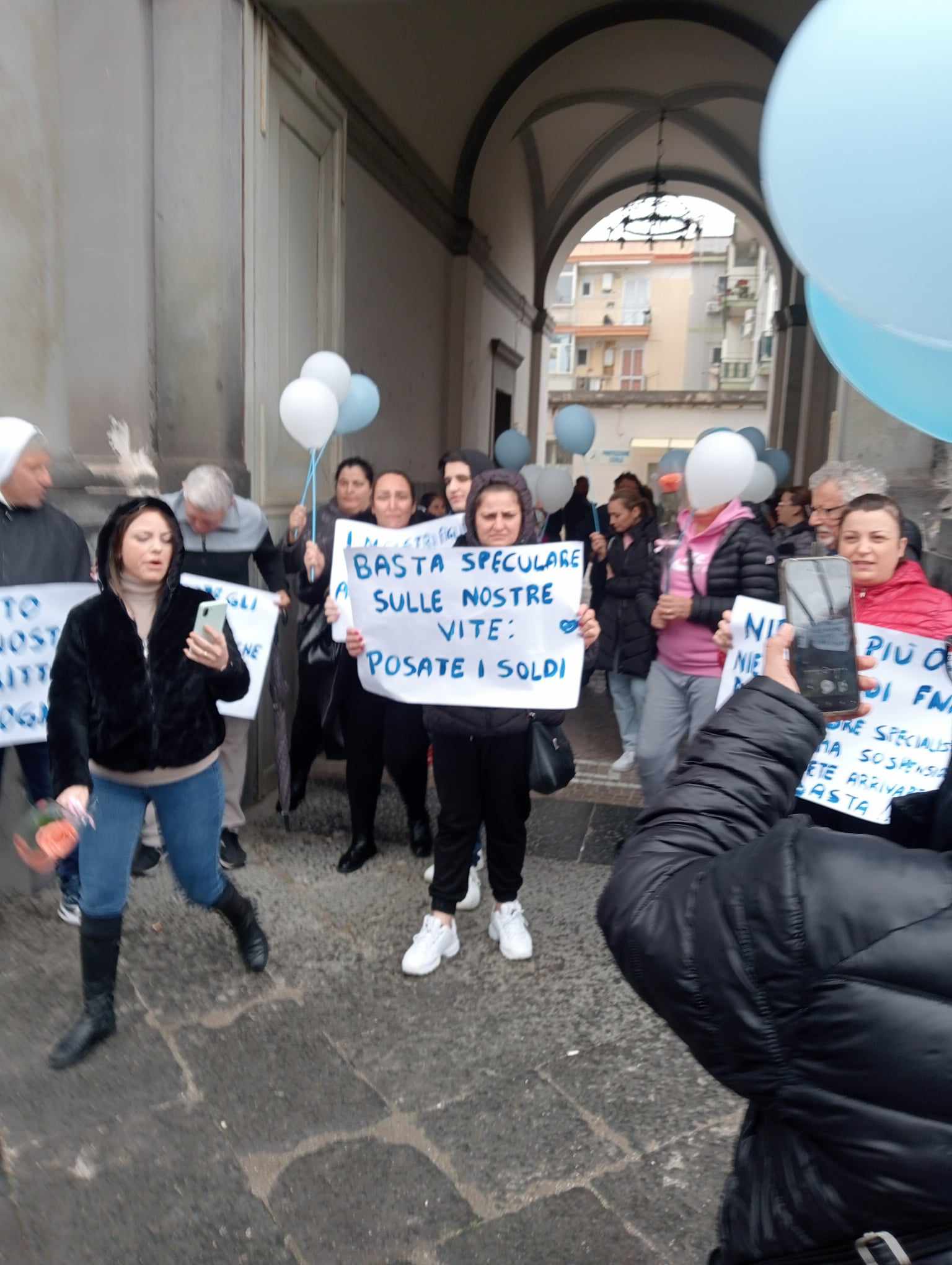 Cercola.  Manifestazione al Palazzo del Municipio, le “Mamme Coraggio” dei disabili gravi: “I nostri figli hanno diritto alla dignità, pagateci i nostri assegni di cura!”