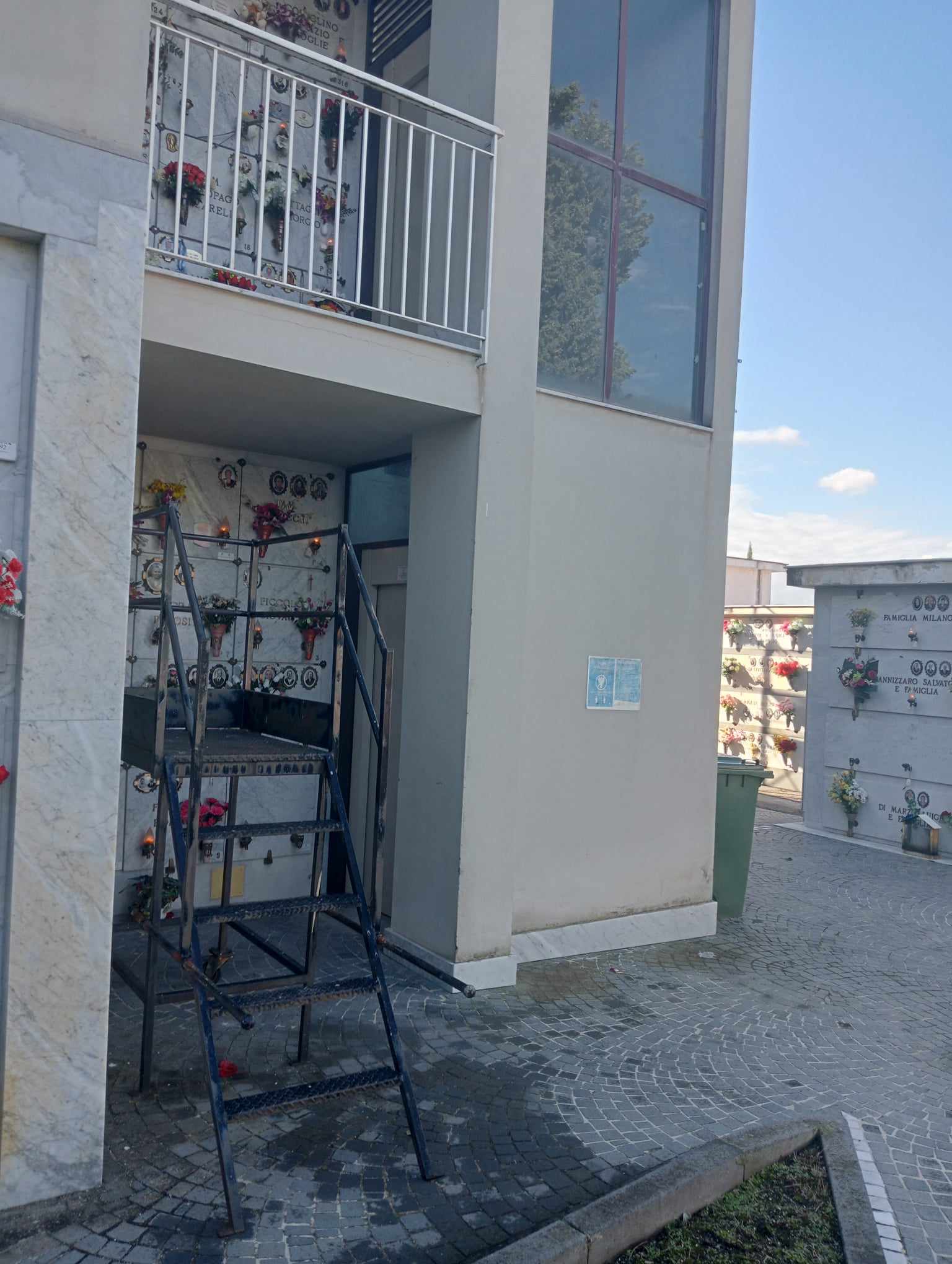 Cimitero consortile. Ascensore guasto da un anno, contestazioni degli utenti diversamente abili: “Ci tolgono il diritto di visitare i nostri cari!”