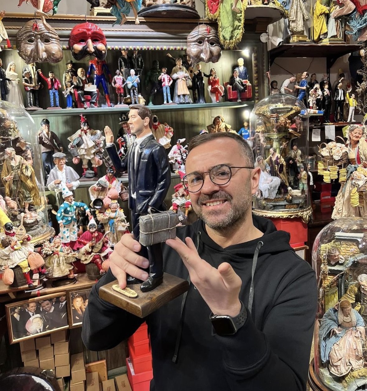 Napoli. E’ realtà la valigia di cartone per Rudi Garcia sul presepe  di San Gregorio Armeno, arriva Mazzarri