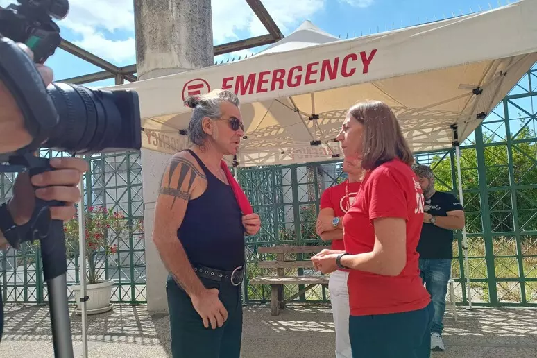 Piero Pelù visita l’ambulatorio di Emergency a Ponticelli
