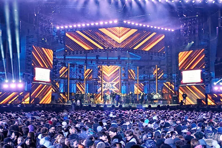  Napoli. ‘X Factor’ a Piazza del Plebiscito, 21 lavoratori in nero nello smontaggio del palco. Sei imprese sospese