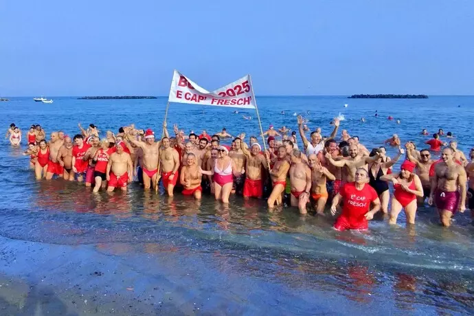 Primo tuffo dell’anno ad Ischia. Centinaia di persone rispettano tradizione