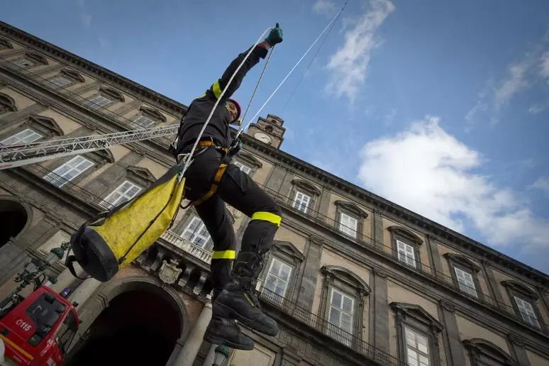 Napoli saluta le feste con il volo della Befana dal Palazzo Reale in Piazza del Plebiscito