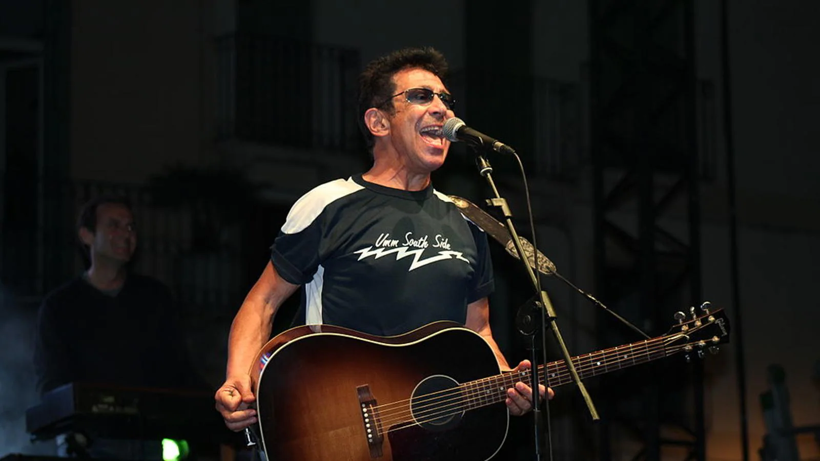 Questa sera alle 21,30 su Rai 1 “Edoardo Bennato. Sono solo canzonette”. La vita, i concerti, le interivste