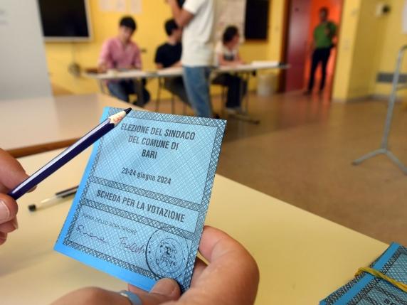 Cercola. Sorteggio digitale degli scrutinatori ‘premia’ oltre una decina di esponenti della maggioranza: candidati al consiglio comunale, figlio del presidente del consiglio comunale, un delegato di lista e la figlia di un delegato di lista. Nessuno a destra