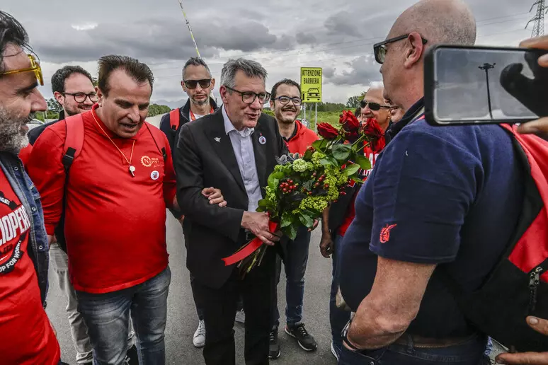 Pomigliano d’Arco. Il capo della CGIL Landini dona un mazzo di fiori ai lavoratori Stellantis