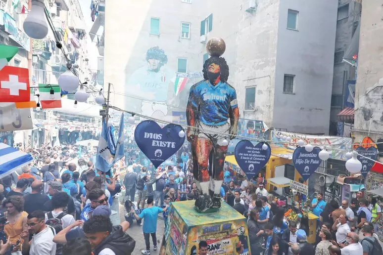 Napoli. Inaugurata statua di oltre 6 metri dedicata a Maradona nel quartiere Sanità al largo dedicato al Pibe de Oro