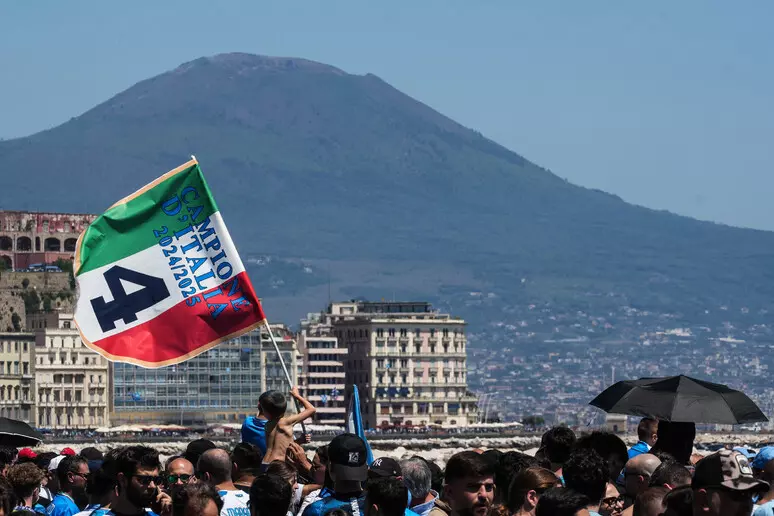Festa scudetto, tutta Napoli abbraccia il bus dei giocatori. De Laurentiis annuncia De Bruyne. 200mila in delirio