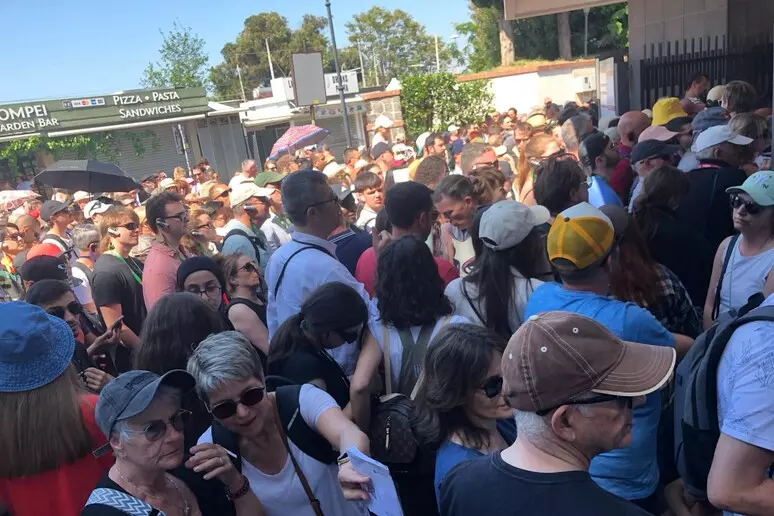 Caos agli scavi di Pompei. Lunghe file, protestano le guide turistiche. Boom di visitatori