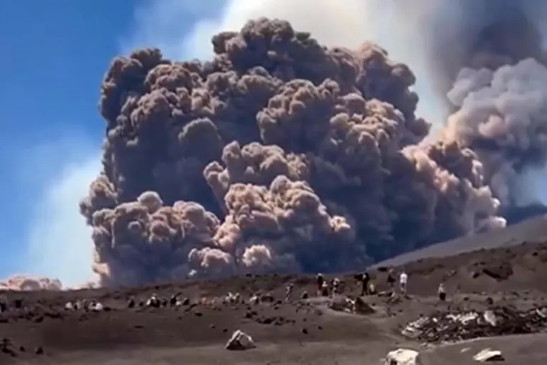 Crolla una parte del cratere dell’Etna, nube eruttiva alta chilometri. Nessun pericolo per la popolazione