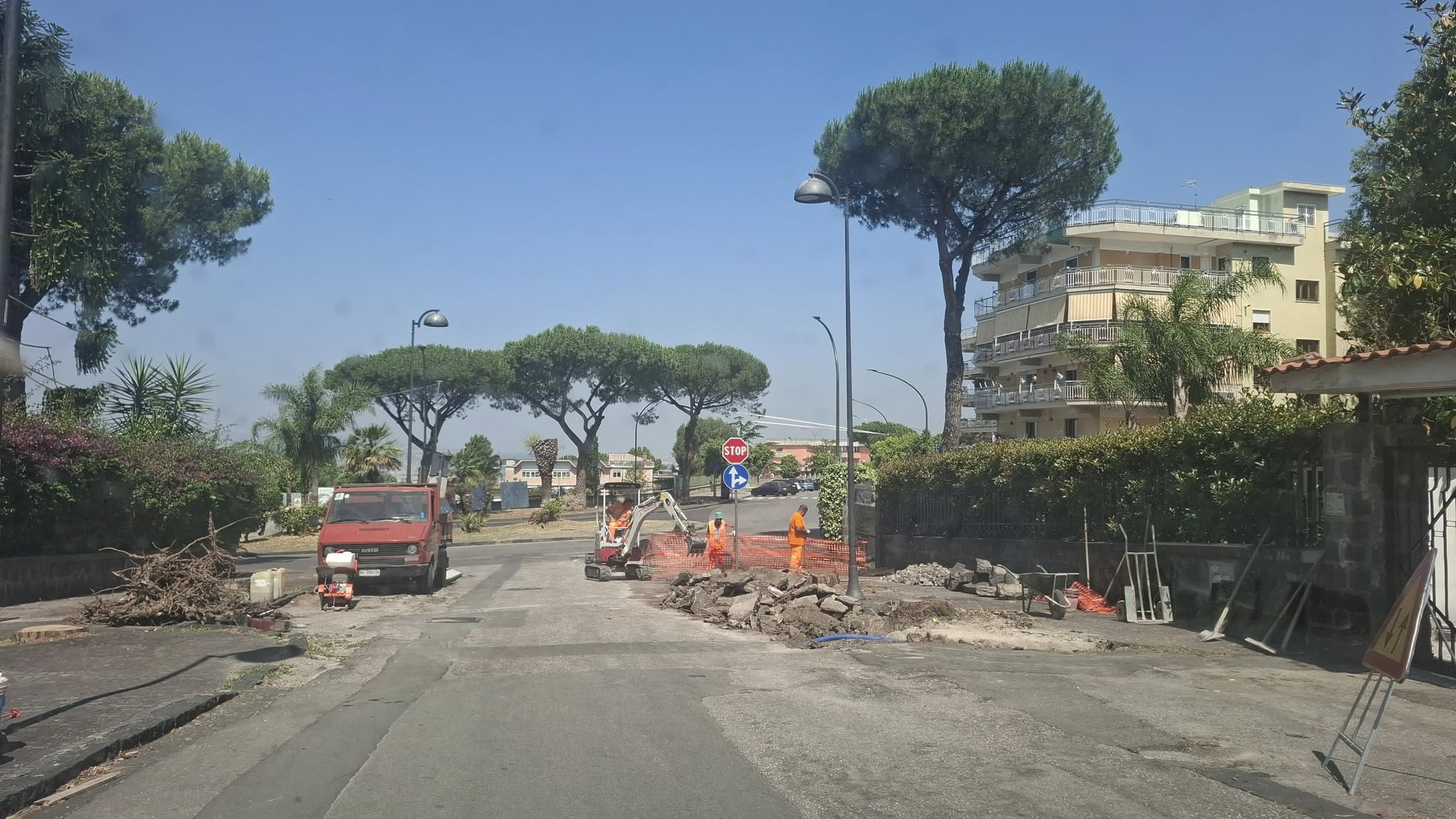 San Sebastiano al Vesuvio. Avvio cantiere via Michelangelo, il sindaco Panico: “Messa in sicurezza con la rimozione delle radici degli agli alberi, pronta la piantumazione di querce. Ripristinata preso la pedonalità del luogo”