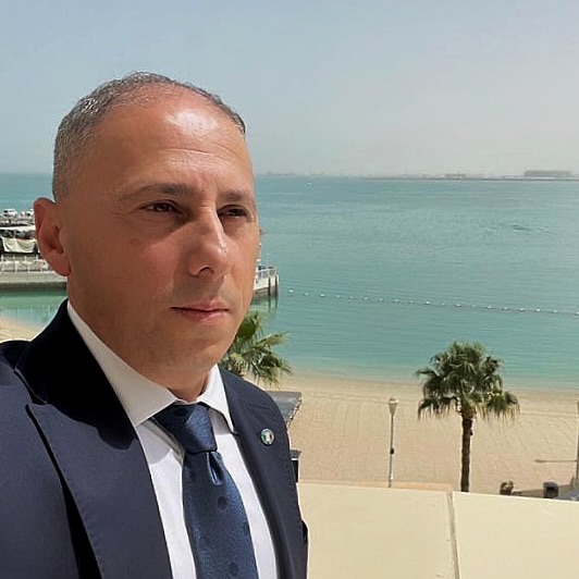 Volla. L’ex senatore  M5S Sergio Vaccaro ‘nostalgico’ della stabilità del governo Ricci (FI/AN) che concluse il mandato,  vota Donato al ballottaggio, sorvolando che il ‘forzista’  Ricci non ha votato Donato, il quale  in 5 elezioni si è candidato in 5 partiti diversi