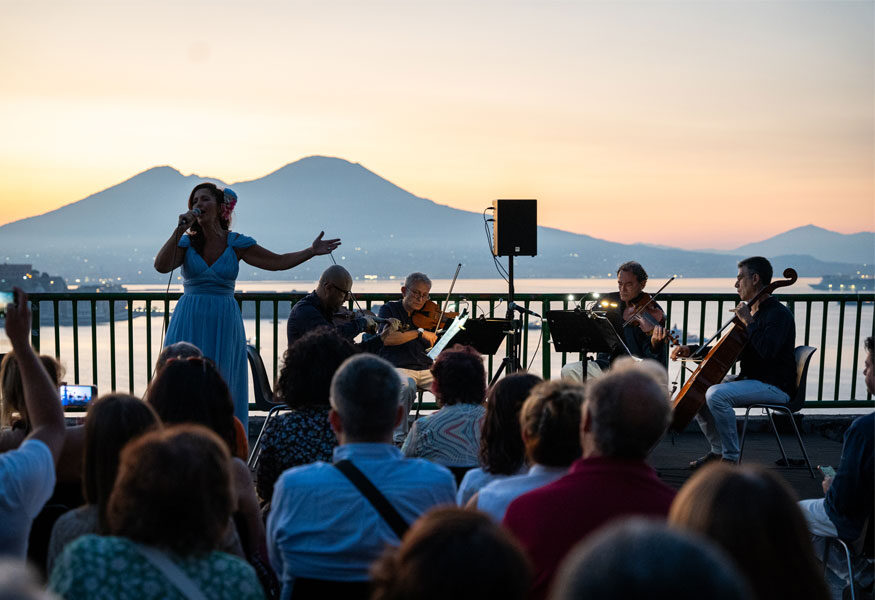 “Vedi Napoli d’estate e poi Torni 2025”, ecco la  la IV^ edizione . Torna il Concerto all’Alba sulla terrazza panoramica di Sant’Antonio a Posillipo
