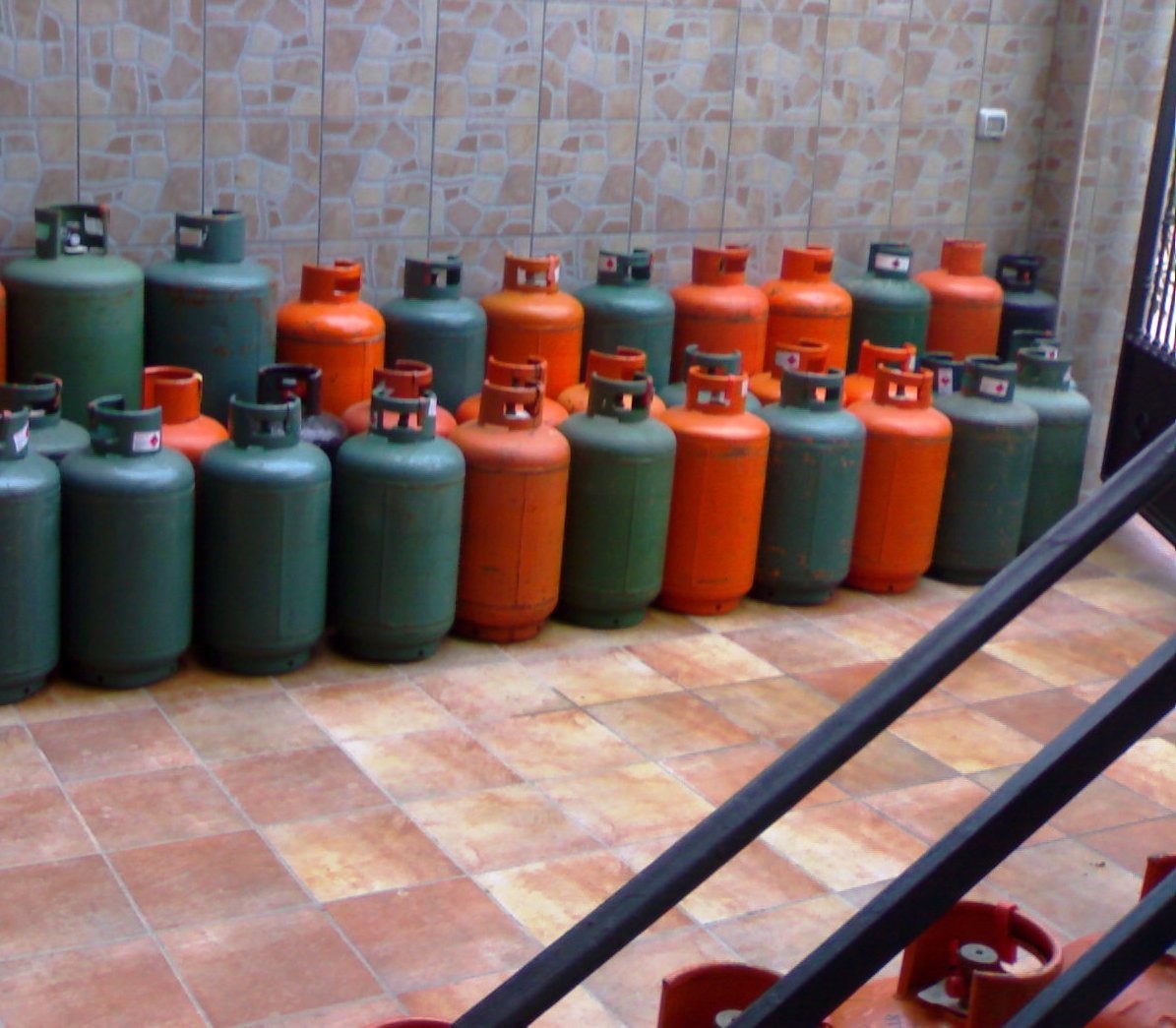 Napoli. Vendita abusiva di bombole di gas, la Polizia Locale interviene in un locale a Calata Capodichino