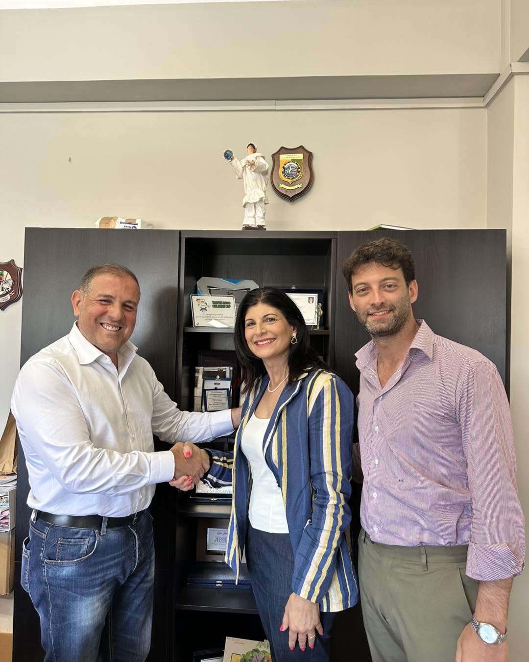 Volla. Ecco la Giunta, entra Pelliccia(Forza Italia) con Bianca Incarnato (Il Giglio). Sindaco Di Costanzo  vara l’Accozzaglia Vollese, esplode Patto per Volla. Ruotolo vicesindaco e alla Petrone (PD)  i Lavori Pubblici