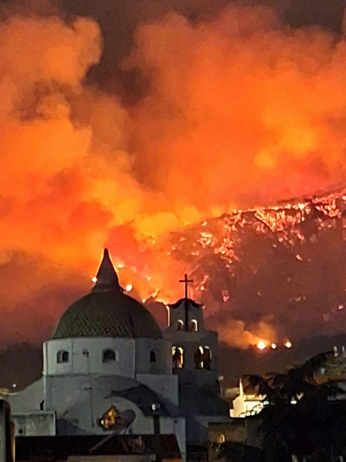 Fiamme sul Vesuvio, attivato tavolo permanente in Prefettura