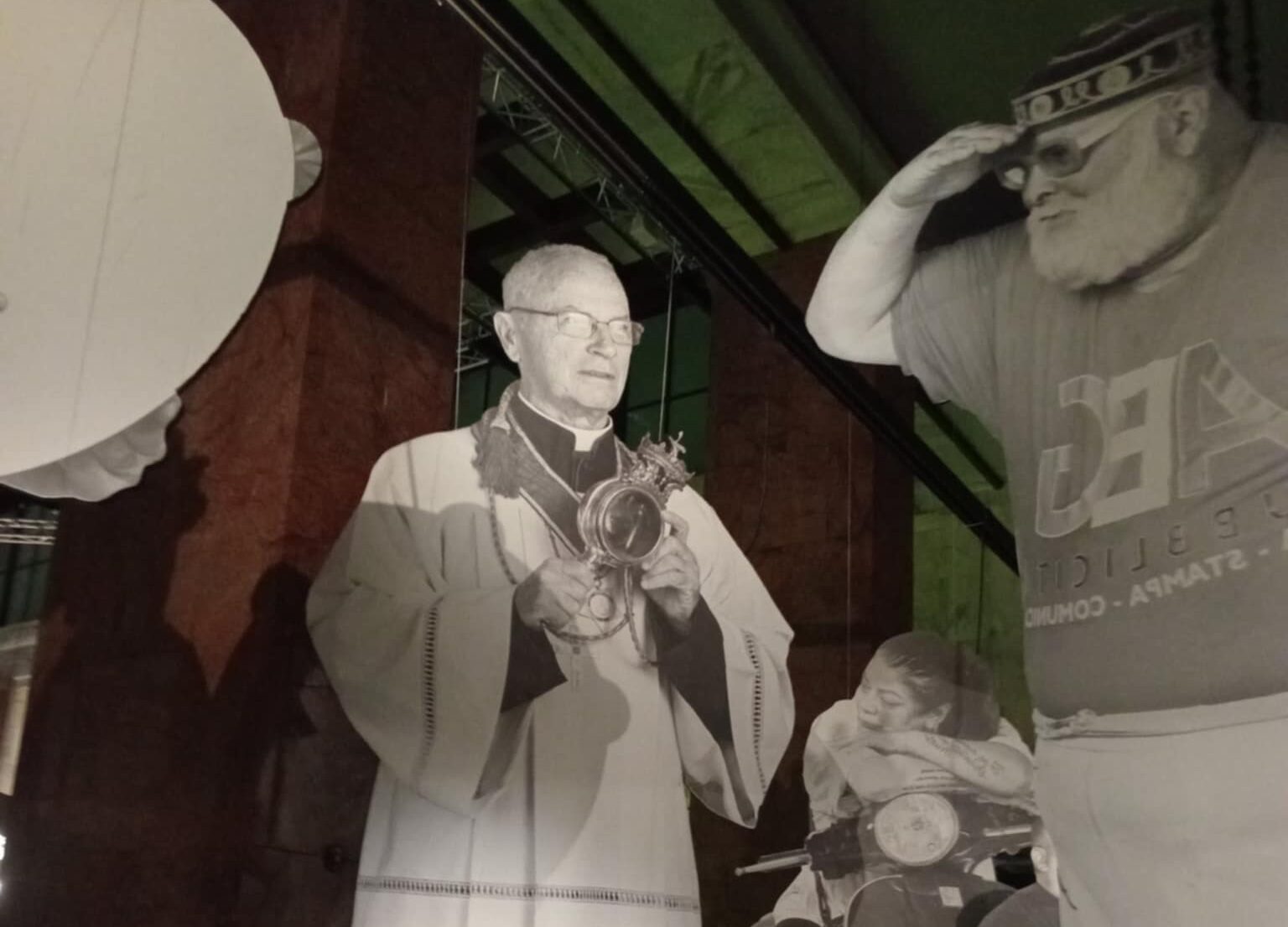 La gigantografia de “Lo Stallone di Cercola ‘ domina la mostra fotografica “Chi sei, Napoli?” dell’artista internazionale JR a  ‘Gallerie d’Italia’ in via Toledo