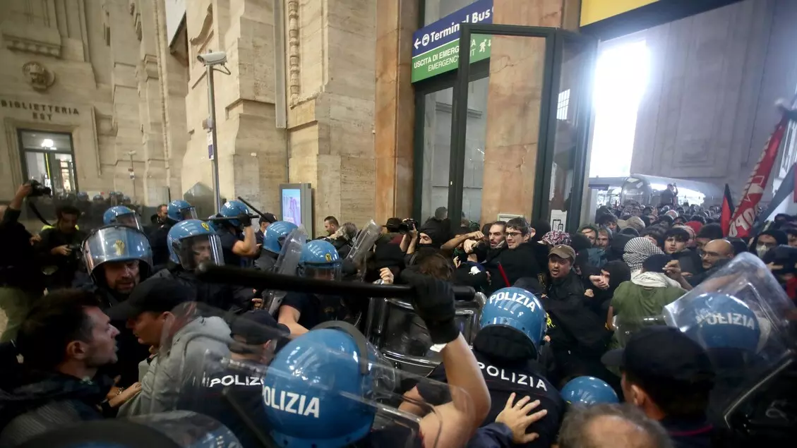 60 poliziotti feriti negli scontri di piazza per le manifestazioni pro Gaza.  Scalzo (Cosap): “Ora nuova regole d’ingaggio, pene immediate e certe per i violenti e tolleranza zero per chi vuole le piazze dei campi di battaglia”