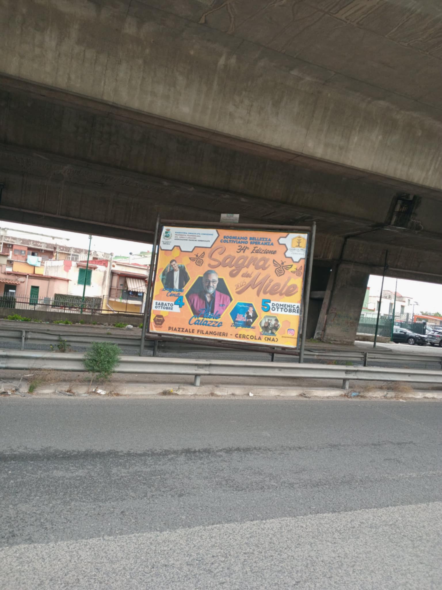 Cercola. Comune  ‘finanzia’ gli abusivi, megamanifesti per la ‘Sagra del Miele’ sui tabelloni irregolari. Campeggia anche il patrocinio della Città Metropolitana di Napoli