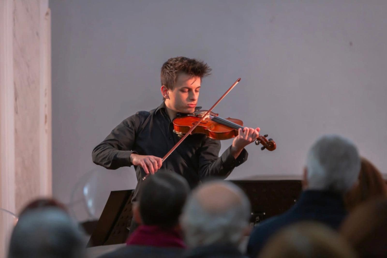Il violinista Alessandro Monaco si piazza  terzo al ‘Concorso Internazionale Emilia  e Elsa Gubitosi’ tenuto a Capri . Ed è entrato alla prestigiosa  Accademia Santa Cecilia di Roma