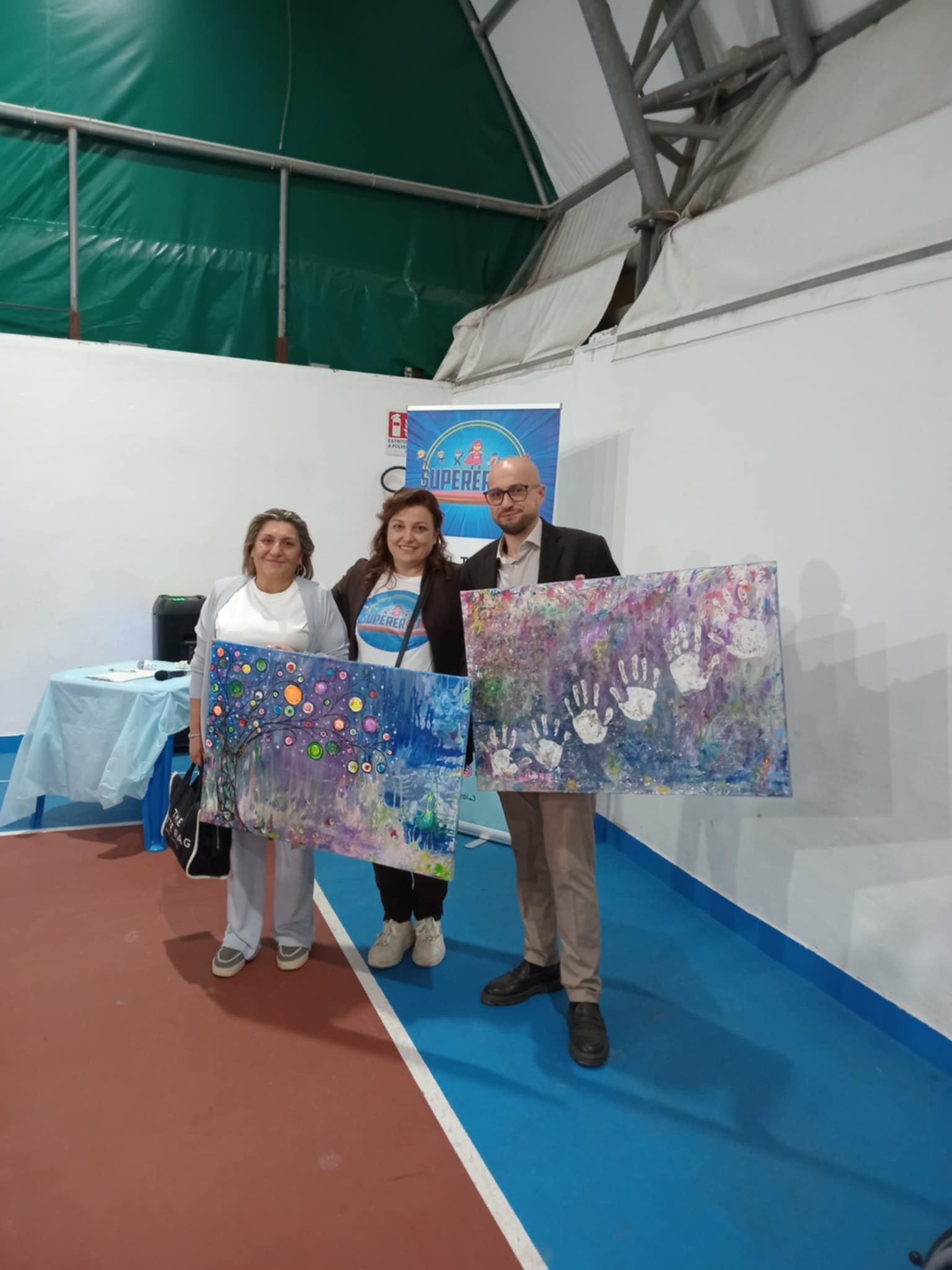 Asta di beneficenza degli artisti dei  Supereroi, vince la Volla generosa. Enza Criscuolo: “Obiettivo centrato,  finanziato il laboratorio natalizio inclusivo”