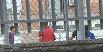 Cercola. Protestano i genitori dei ragazzi, spesso bambini, ‘rischiano la vita’ aggrappandosi alle altissime inferriate per accedere al campo di calcetto nelle Case Popolari. Litigi continui tra di loro, il sindaco e gli assessori ‘spariti’