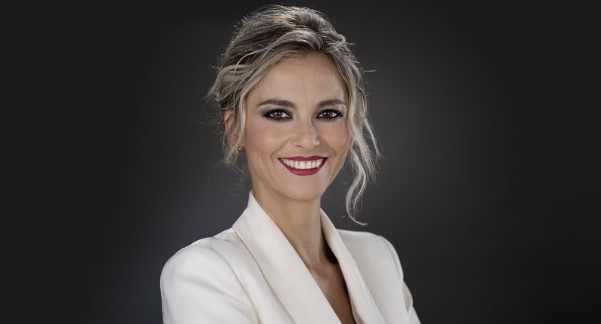 Questa sera su Rai 3 Francesca Fialdini conduce ‘Attenti al Libro’. Tra gli ospiti lo scrittore napoletano Maurizio De Giovanni