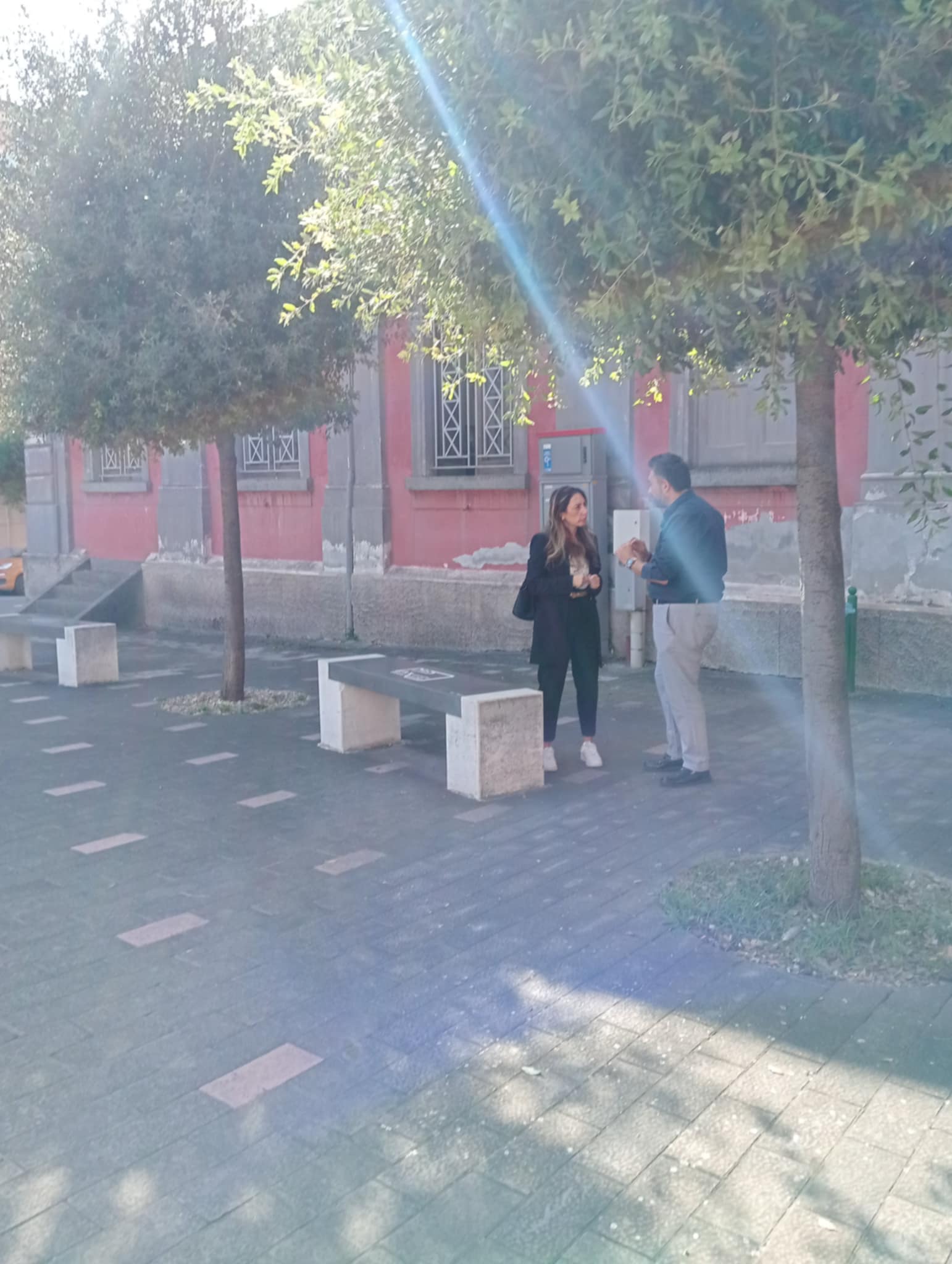 Cercola.  L’assessore Annunziata Ilardo invoca il rispetto della privacy, risponde il direttore di TuttoVesuvio: foto con il dipendente Riccardi in piazza scattata in rispetto del diritto di cronaca