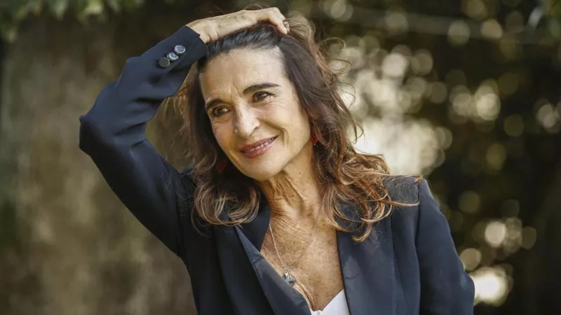 Questa sera dalle 20.20 su Rai 3 torna ‘La Confessione’,  condotto da Pietro Gomez. Ospite anche la napoletana Lina Sastri