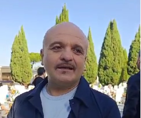 VIDEO – Scambio di battute tra l’inviato di TuttoVesuvio e Peppe Iodice al cimitero consortile per le riprese del suo film