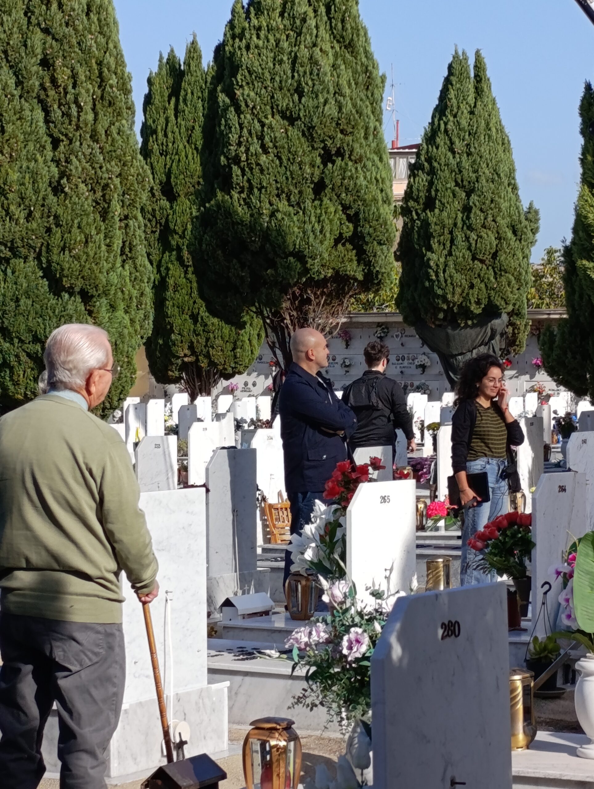 Iniziate al cimitero consortile le riprese del film ‘Mi batte il corazon’ di Peppe Iodice. Il regista Cannavale: “Papà Enzo aveva la ‘passione’per i cimiteri” -VIDEO –