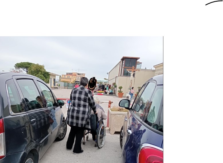 Anziani e disabili  in carrozzina bloccati dalle transenne all’ingresso del cimitero consortile. Niente navette: parte male  la settimana della commemorazione dei defunti