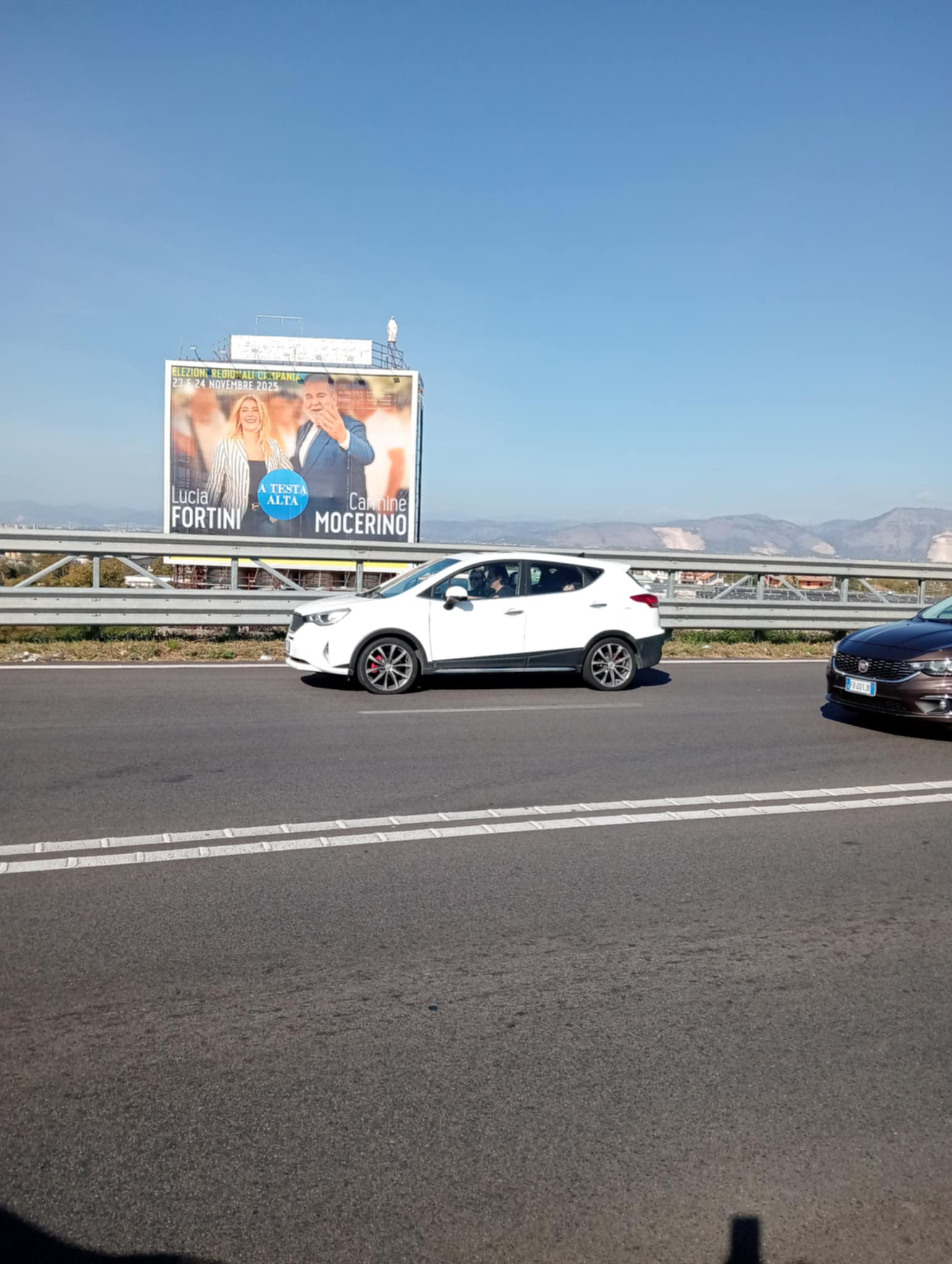 Mocerino-Fortini, ‘A Testa Alta’ sulla ‘Statale della Morte’. Maximanifesto elettorale ‘killer'(?) piomba sulla Statale del Vesuvio – SS 268. Violato Codice della Strada e la legge di propaganda elettorale?