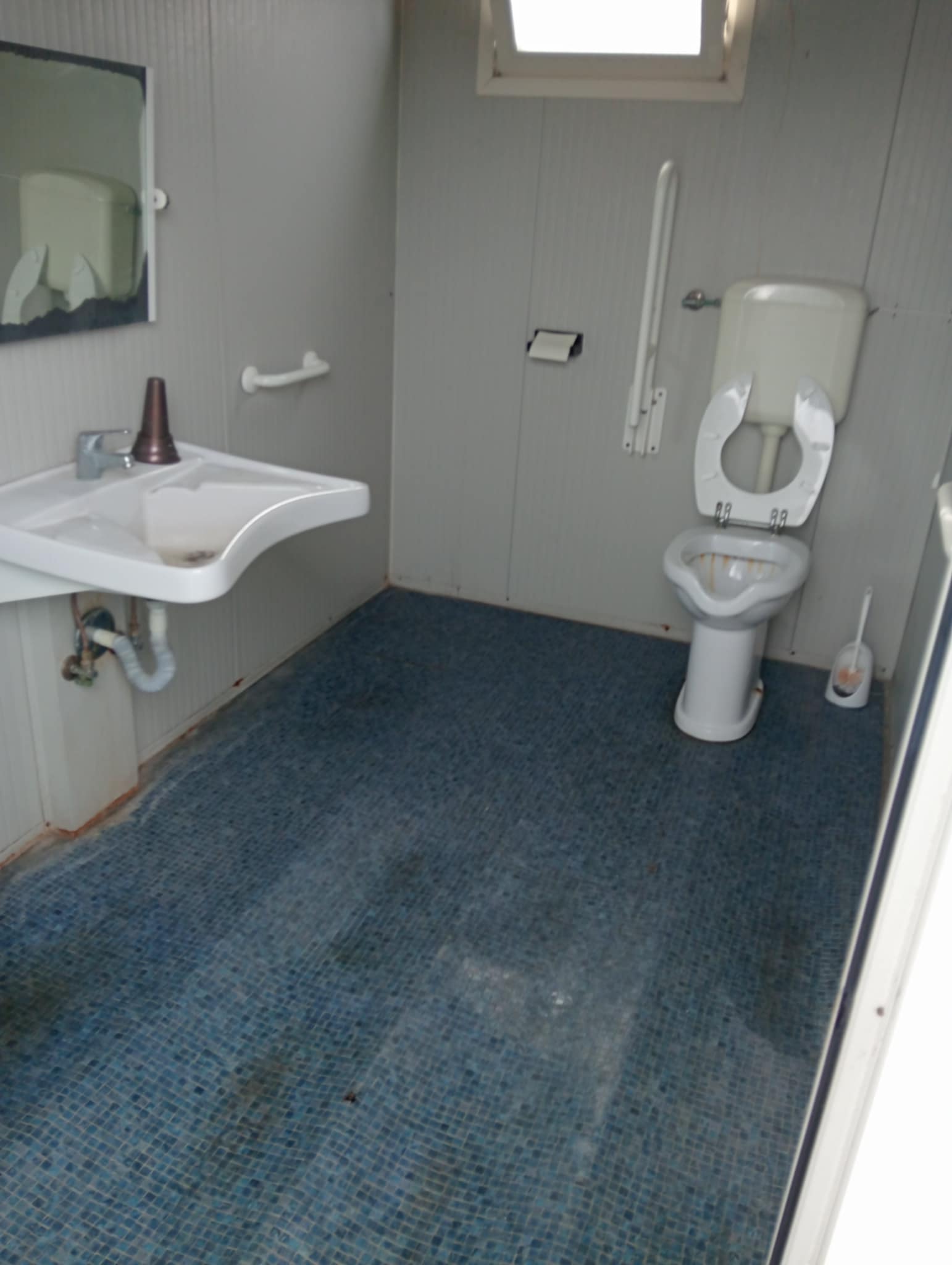 Inaccessibile da un anno il bagno per i diversamente al cimitero consortile, pavimento dissestato.  Protestano i genitori