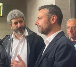 Cercola. Roberto Fico domani – 12 novembre –  fa visita al ‘mondo istituzionale’ creato dall’ex BR Pasquale Aprea, proprio mentre Report ‘massacra’ Chiara Colosimo per  una parentela (recisa da tempo)  con il controverso zio – avvocato