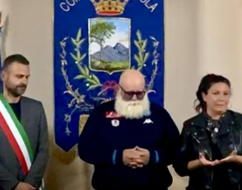 Emilio Perrella, alias lo Stallone di Cercola, riceve riconoscimento dal Comune. E’ stato scelto tra i volti iconici di Napoli dall’artista J.R nella mostra alle Gallerie d’Italia “Napoli, chi sei ?”