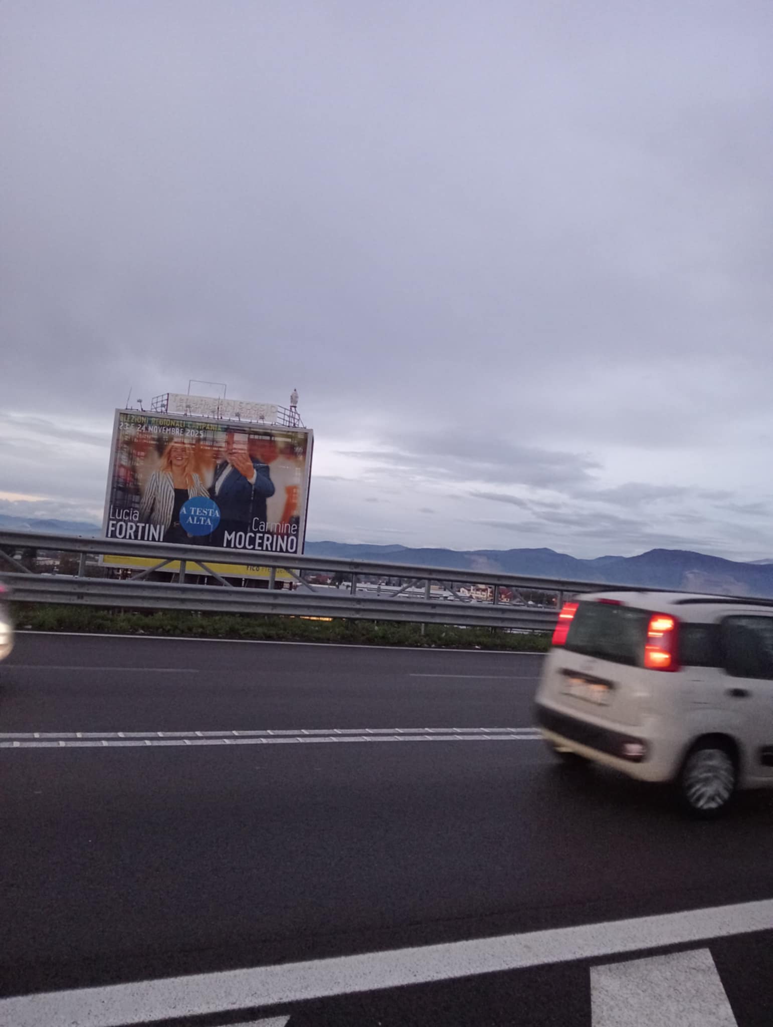 Il sabato di silenzio elettorale non colpisce gli ‘invincibili’  Mocerino e Fortini, anche oggi svetta il maxi manifesto sulla Statale del Vesuvio. ‘Nessuno’ vede questa imbarazzante pubblicità elettorale